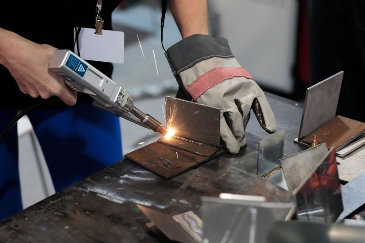A welder working with handheld fiber laser