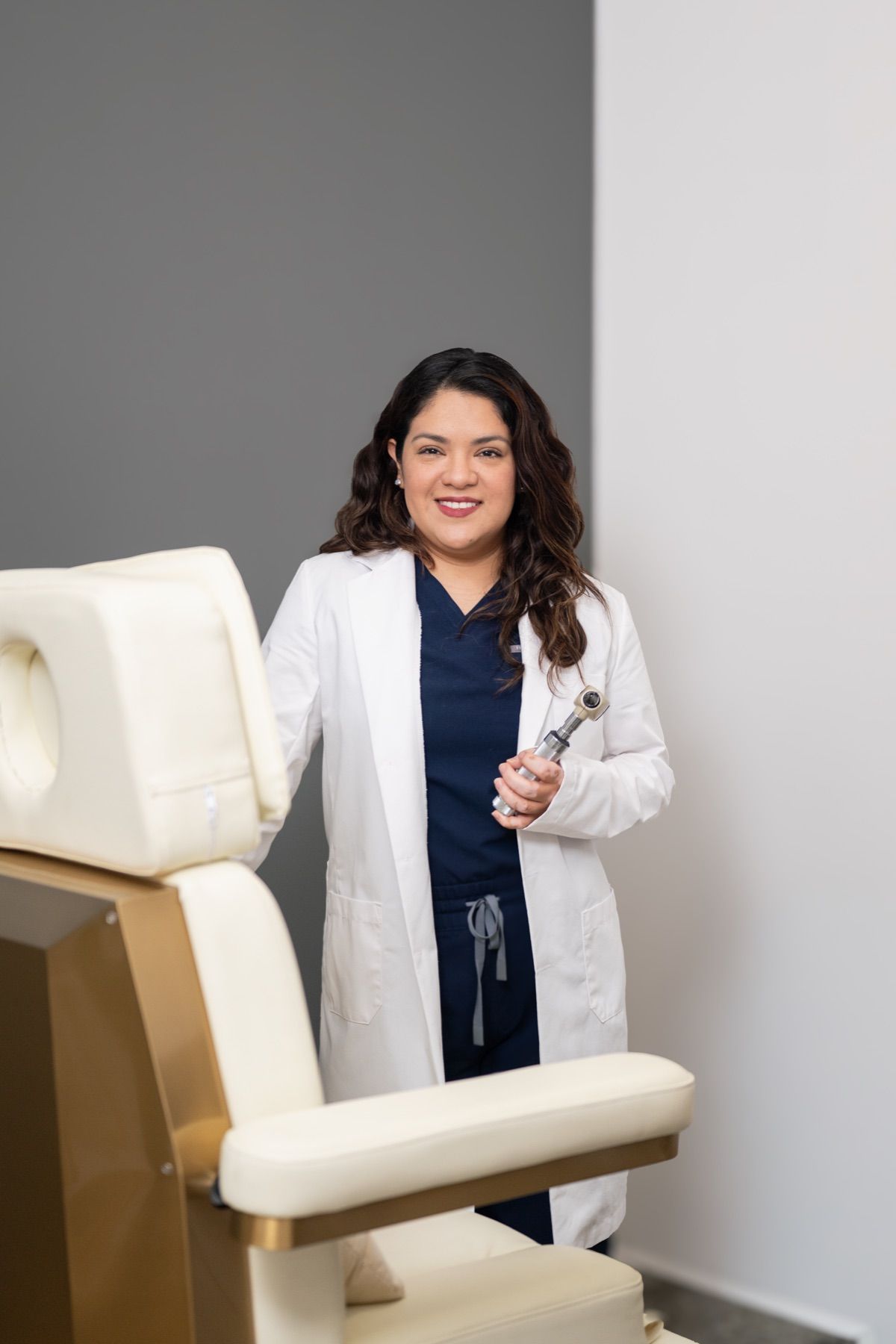 Dra. Gabriela Castillo en exploración otoneurológica para evaluar el vértigo agudo en su consultorio en Tijuana