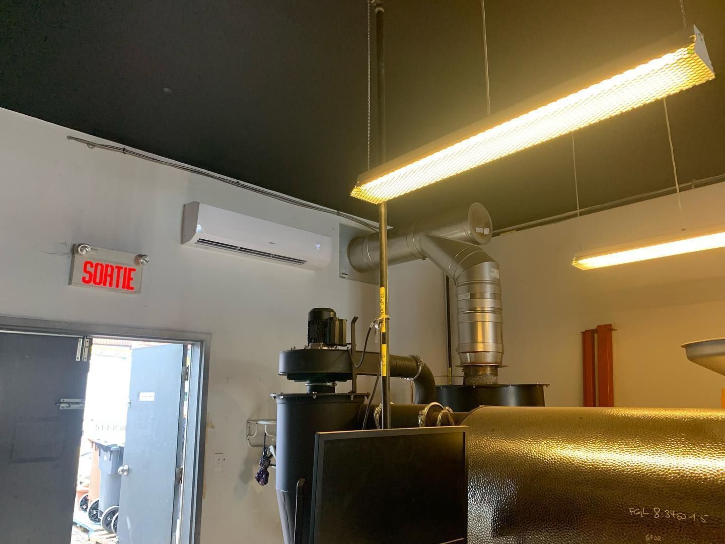 A room with a sign that says scotte on it