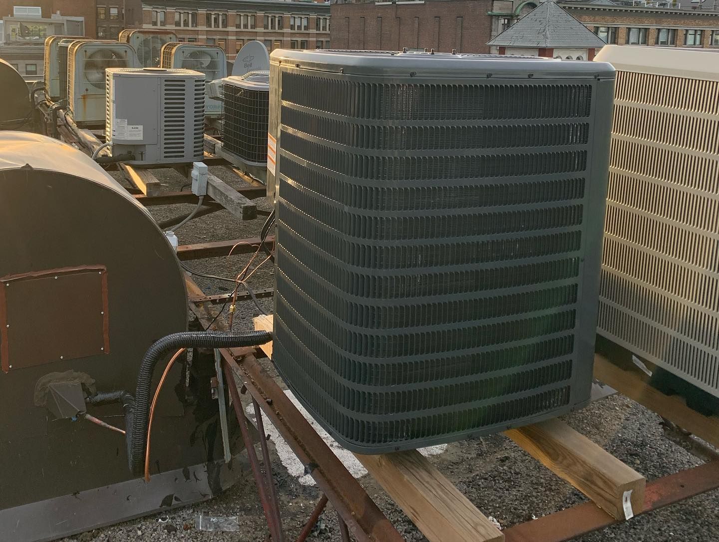 A large air conditioner is sitting on top of a wooden pallet.