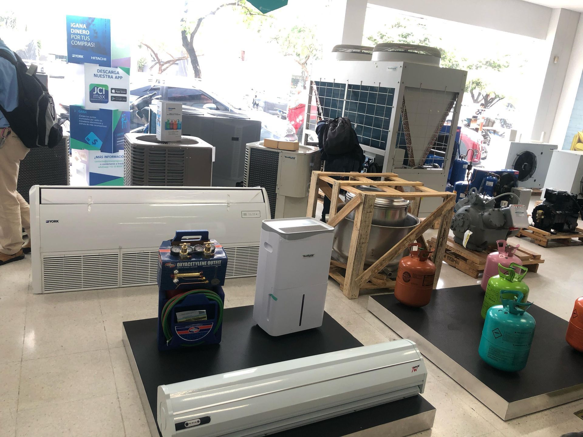 Hay muchos tipos diferentes de acondicionadores de aire en exhibición en una tienda.