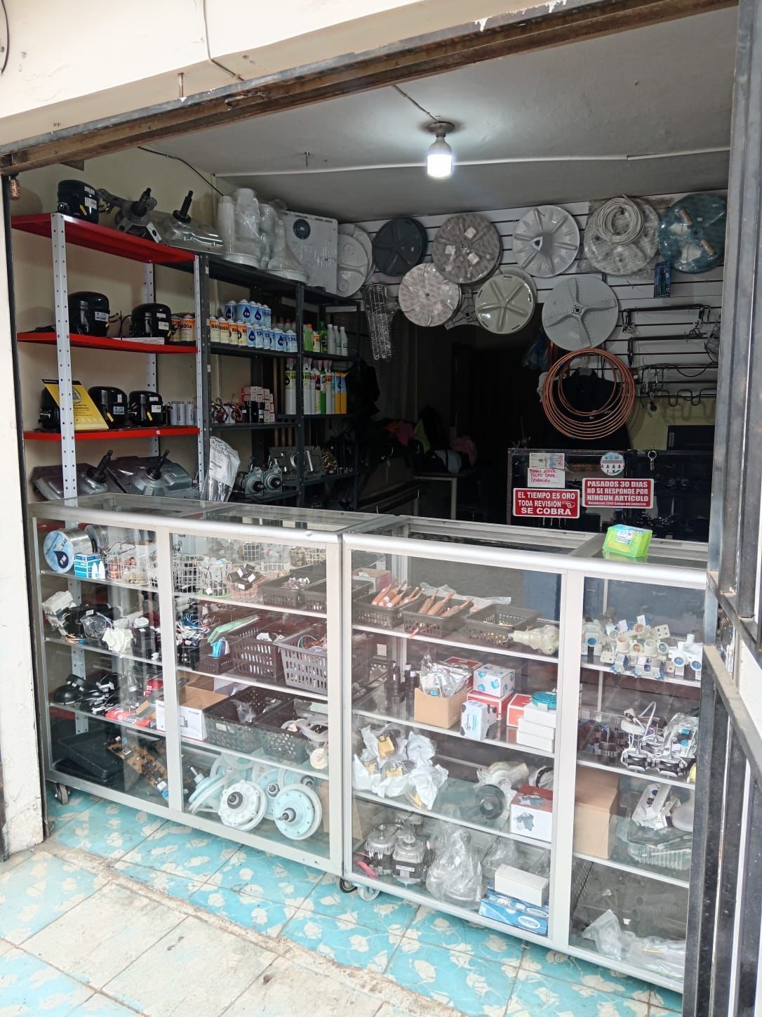 Una tienda llena de piezas y electrodomésticos.