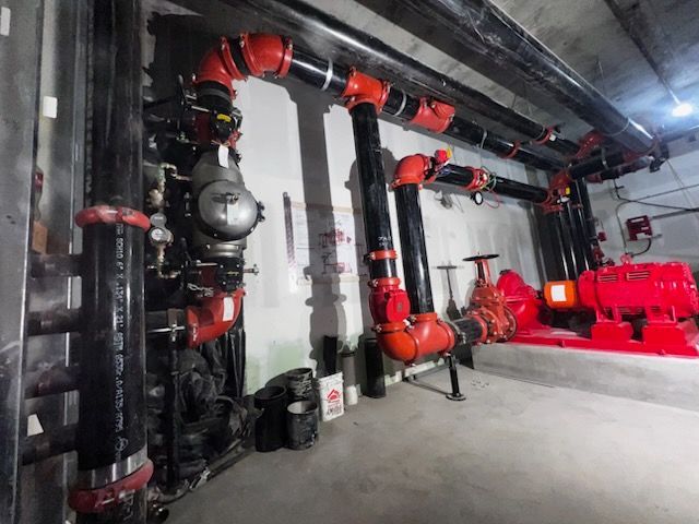 A room filled with lots of pipes and pumps.
