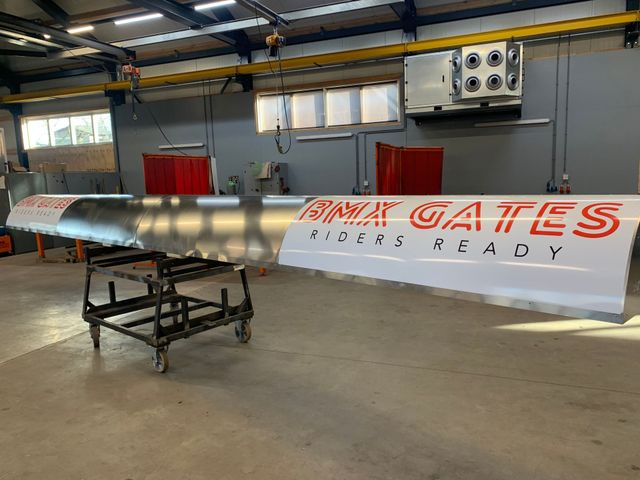 Metalen constructie met rode letters