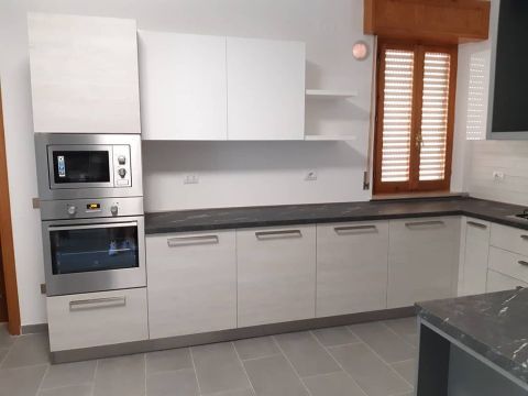 mobili cucina  bianca e grigia finestra