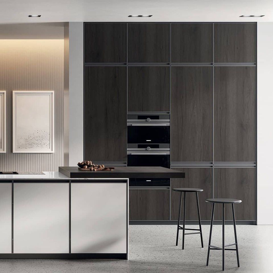 tavolo e sedie grigie e bianche