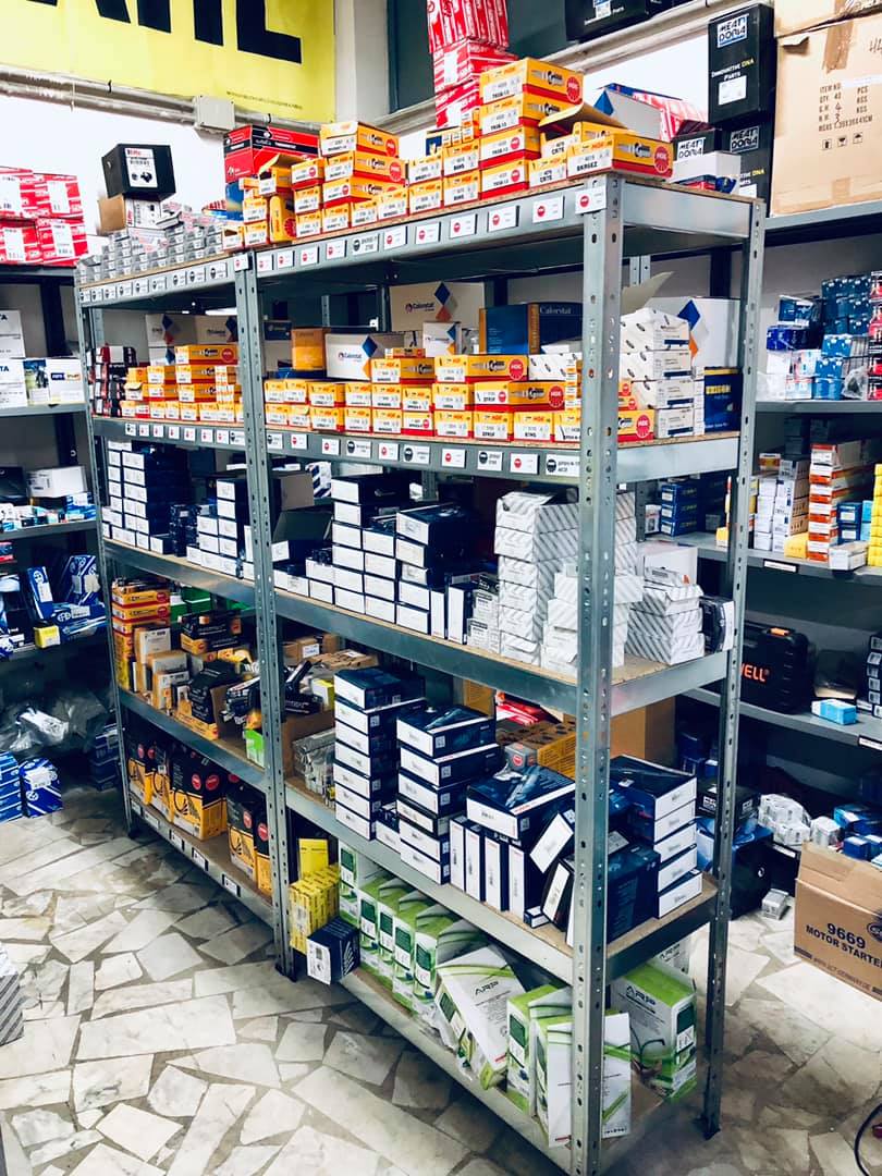 Scaffali con ricambi