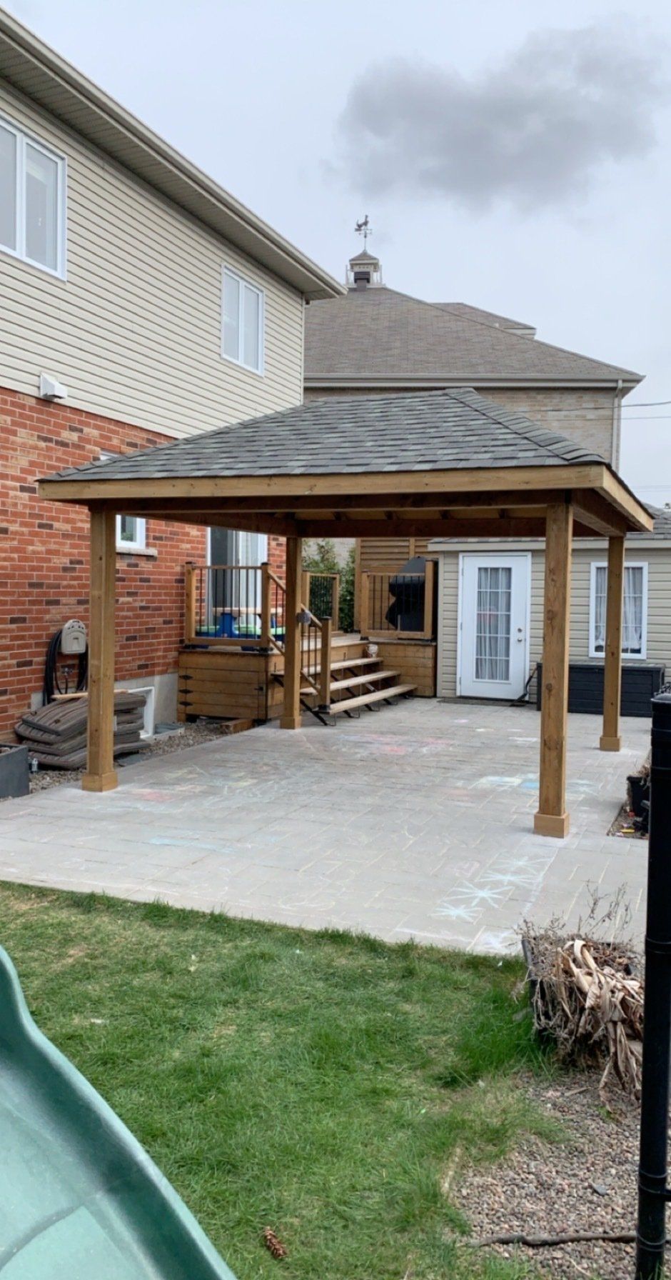 Il y a un belvédère dans la cour d'une maison.