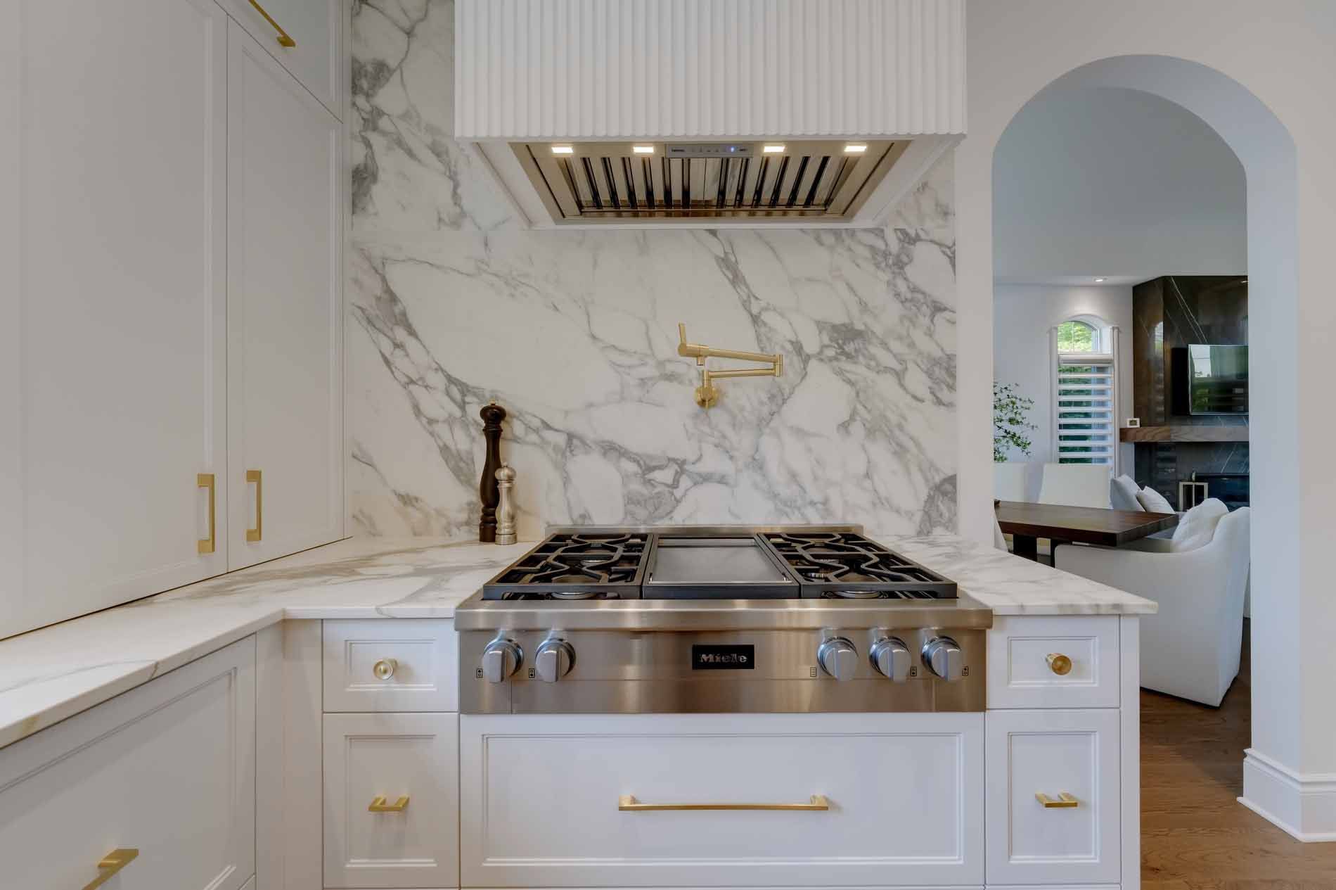 cuisine moderne avec grand îlot en marbre gris