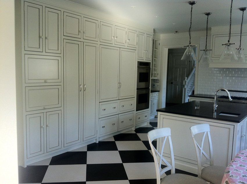 cuisine avec sol en céramique noir et blanc