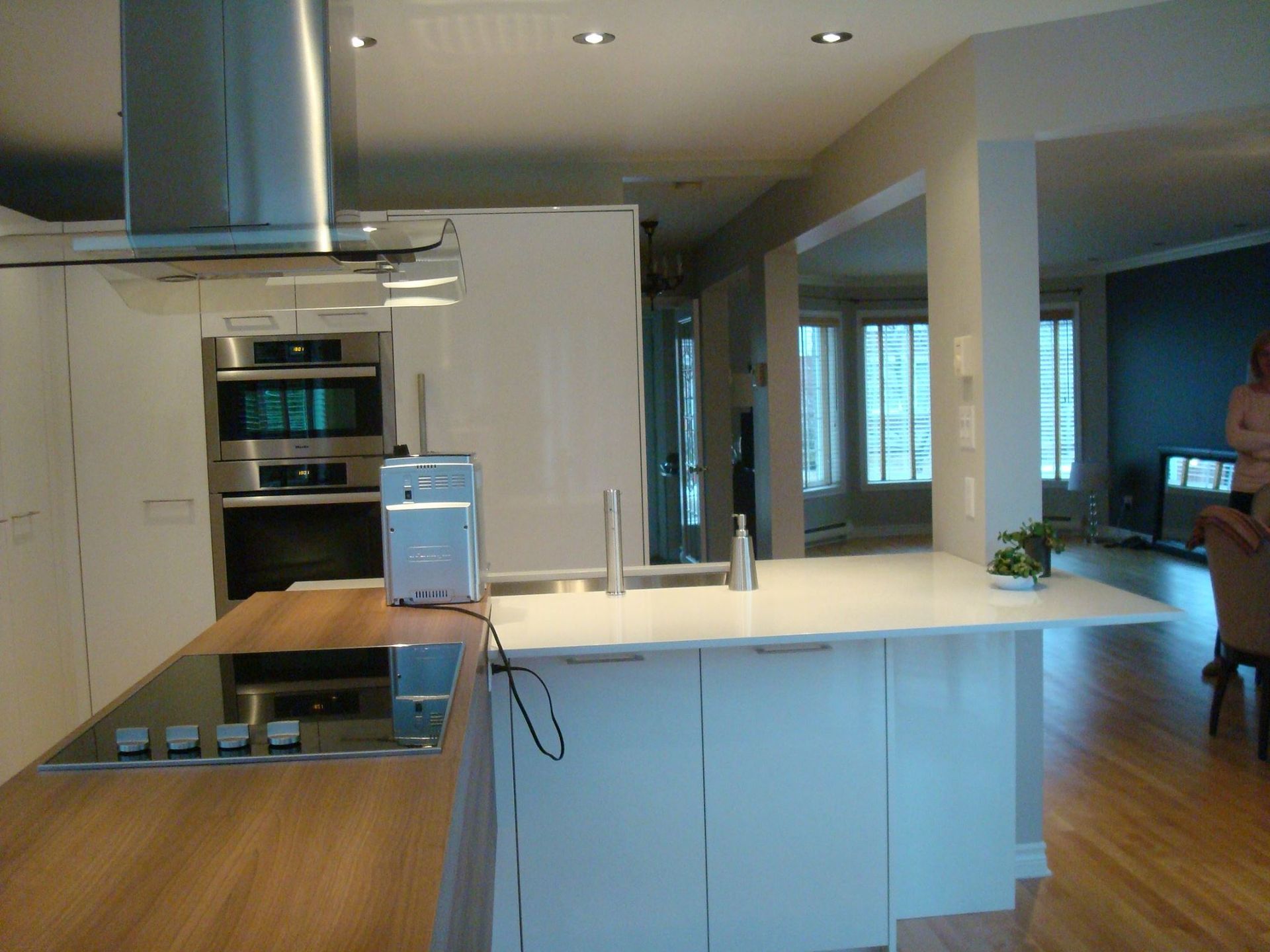 cuisine avec comptoirs en marbre blanc et bois