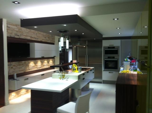 cuisine avec dosseret en pierre pâle