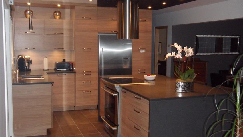 cuisine moderne avec armoires marron clair