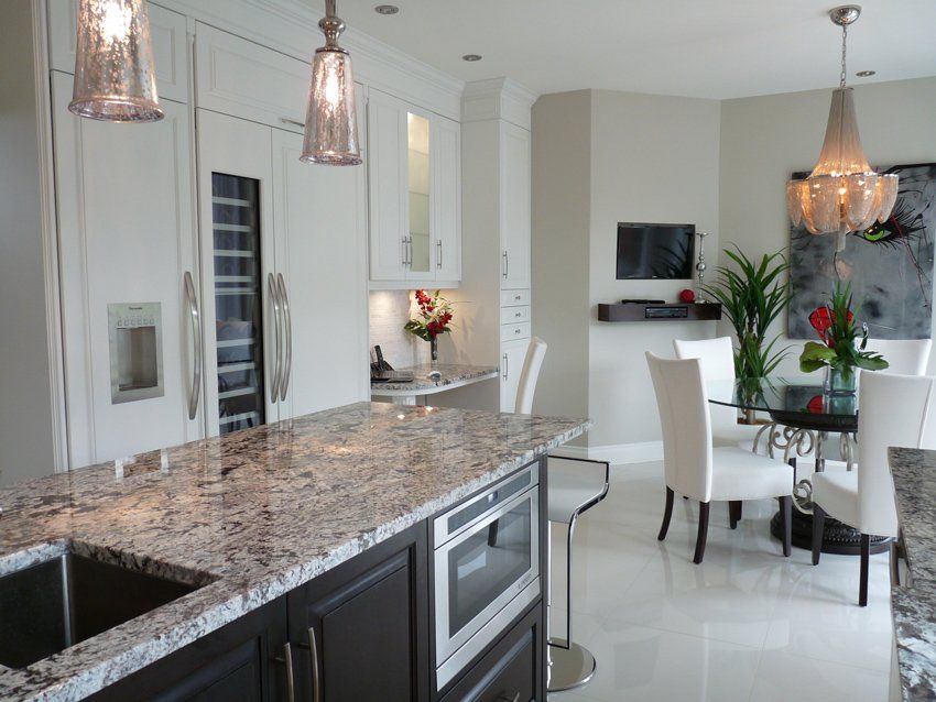 cuisine moderne avec grand îlot en marbre gris