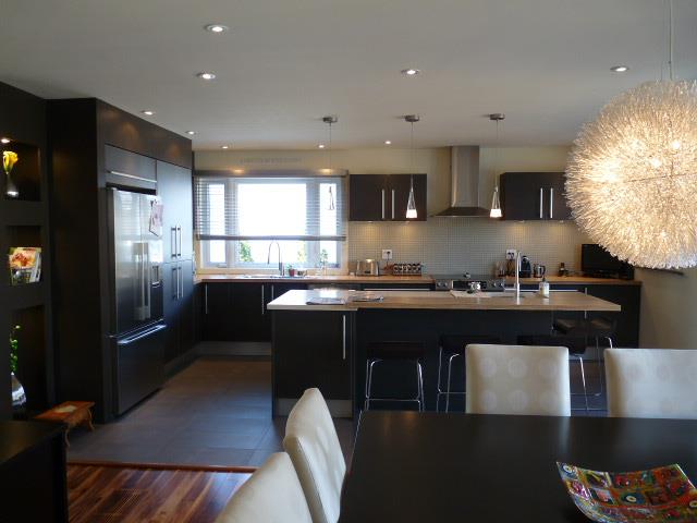 cuisine moderne avec armoires brun foncé