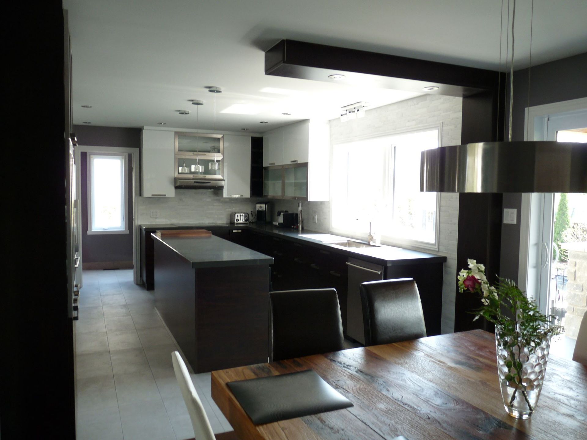 cuisine bicolore avec dosseret en verre