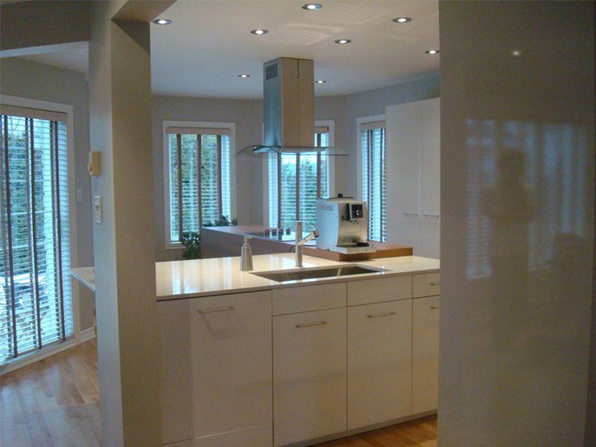 îlot de cuisine blanc avec comptoirs blancs