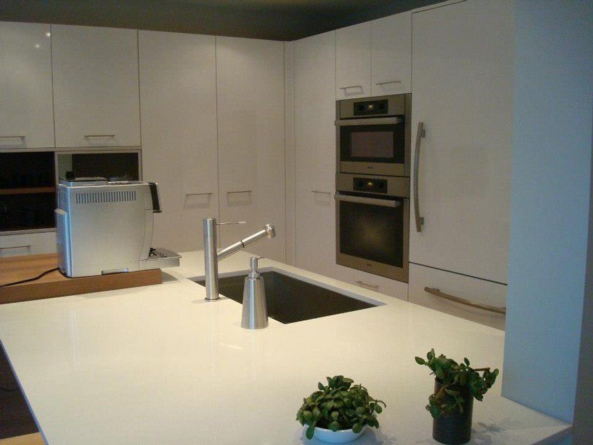 cuisine avec comptoirs en marbre blanc