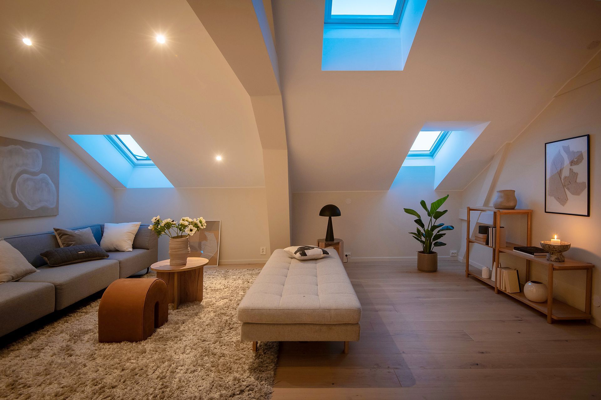 Moderne stue med skrått tak