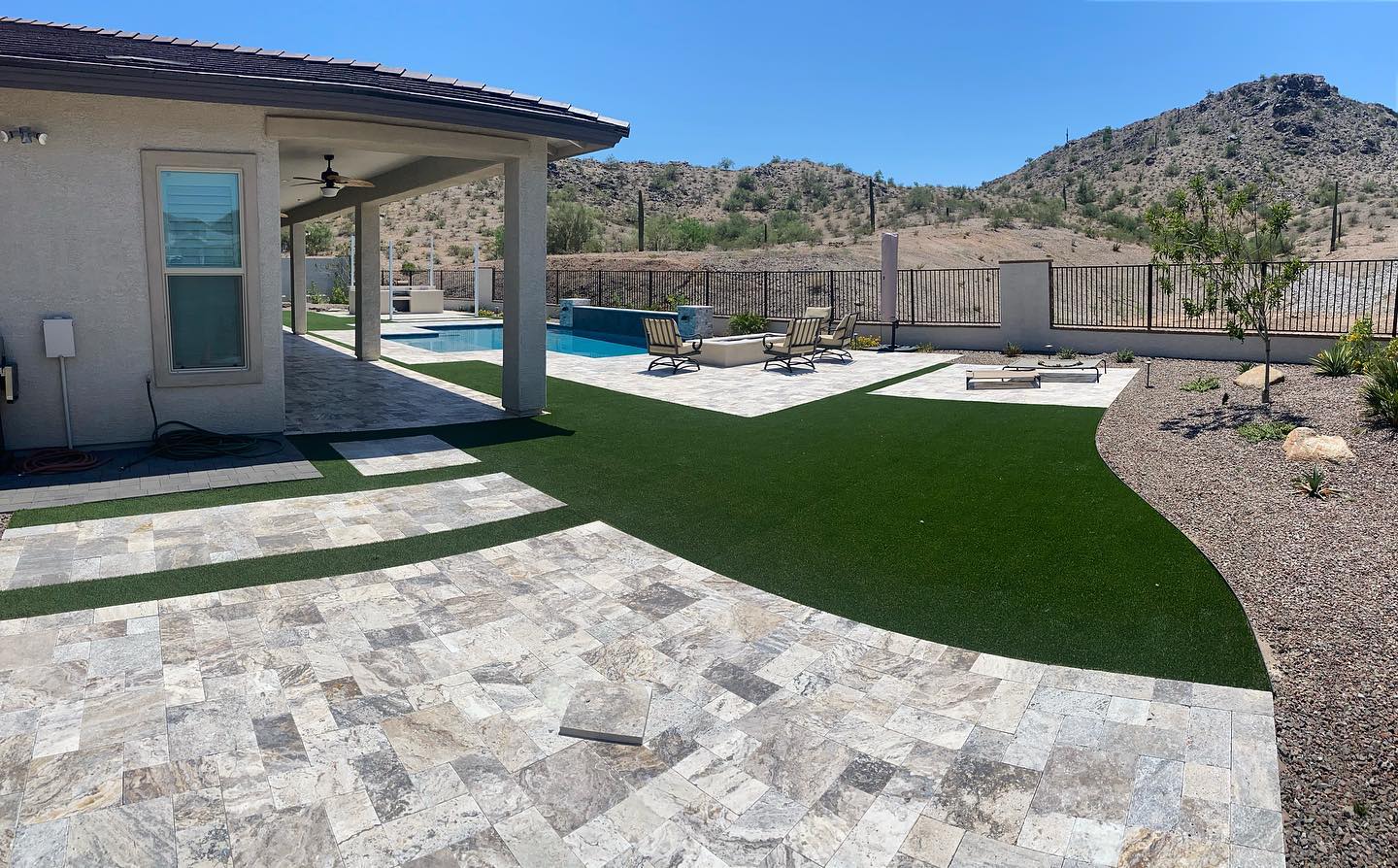 the unique patio pavement pattern gives the artificial grass an emphasis