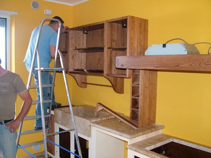 un uomo mentre monta delle credenze