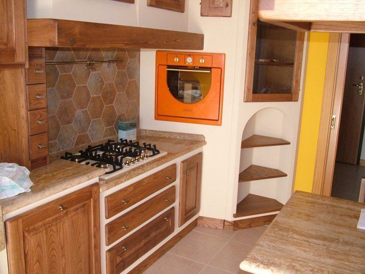 cucina con mobili in legno