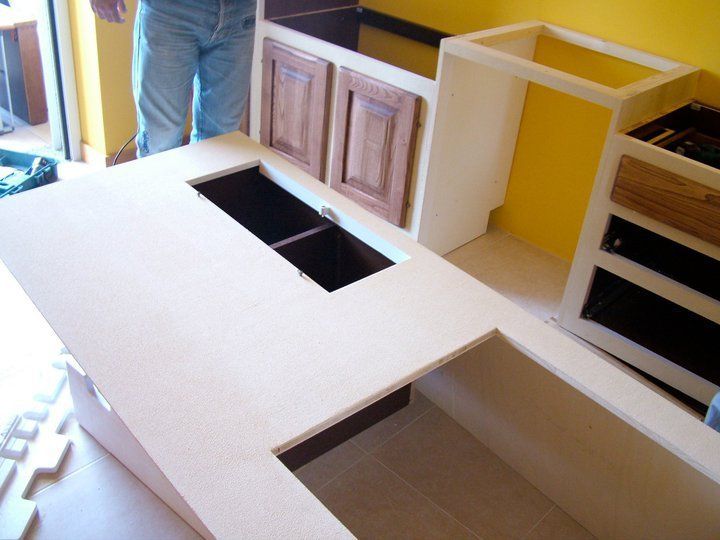 un operaio durante il montaggio di un mobile in legno