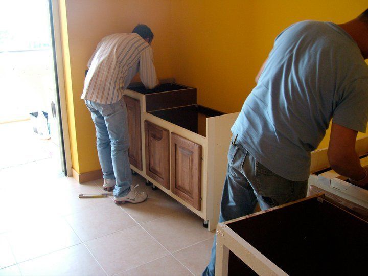 personale intento a montare dei mobili