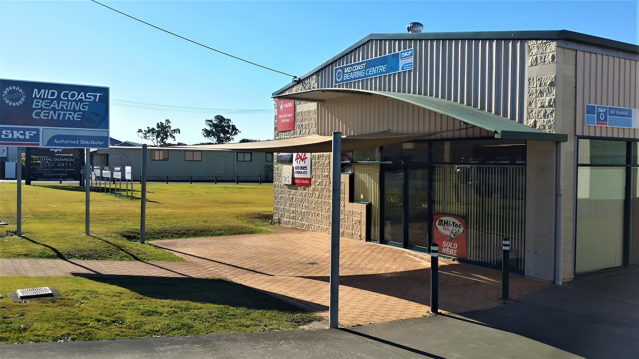Building with signs: Auto repair shop. — Mid Coast Bearing Centre in Taree, NSW
