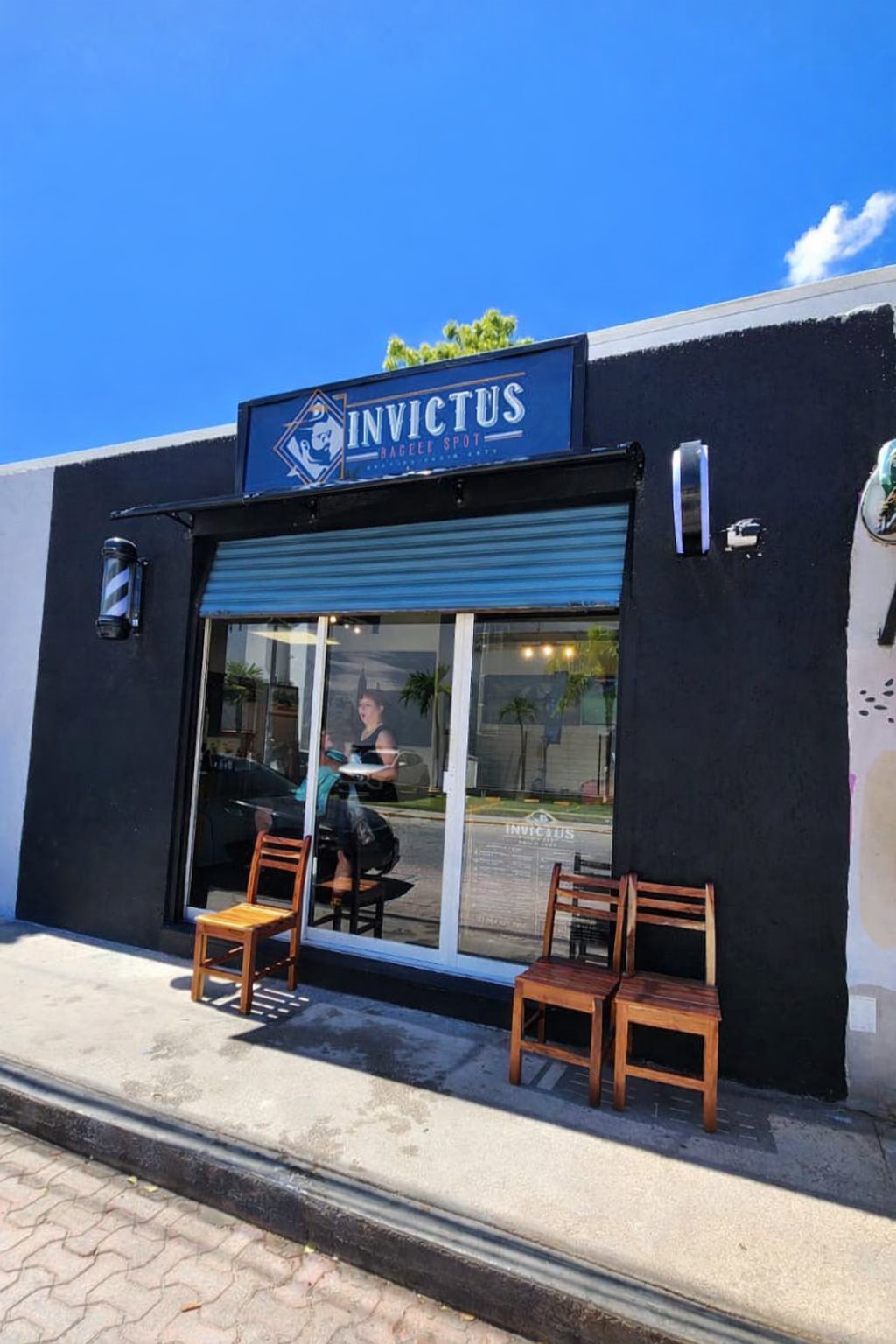 La fachada de la barbería 