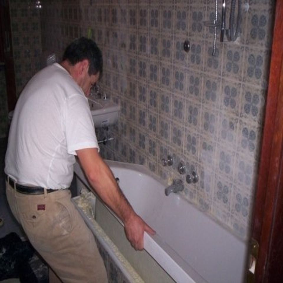 tecnico prima della sovrapposizione della vasca