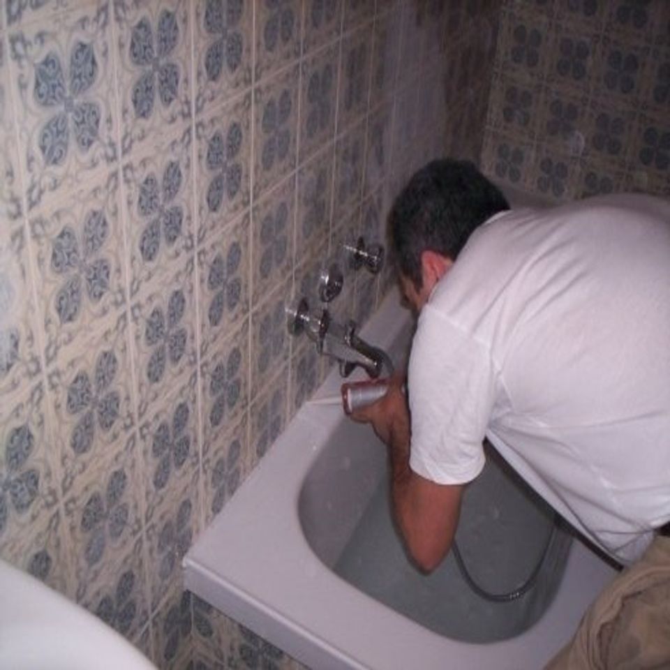 tecnico dell'impresa dopo la sovrapposizione della vasca da bagno