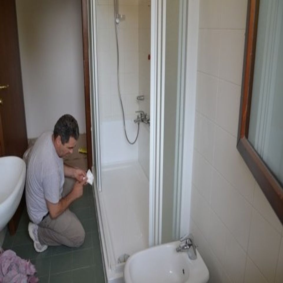 tecnico mentre trasforma una vasca in doccia