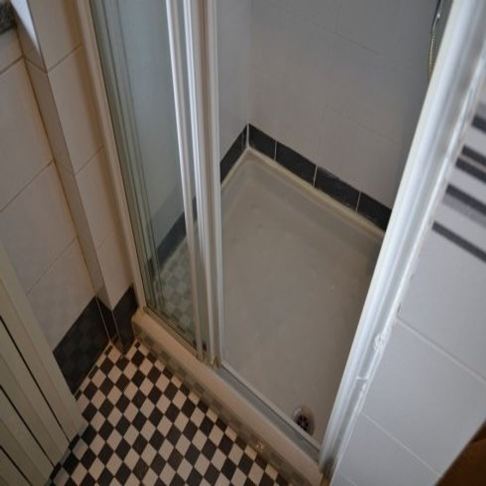 vecchio piatto doccia da sostituire