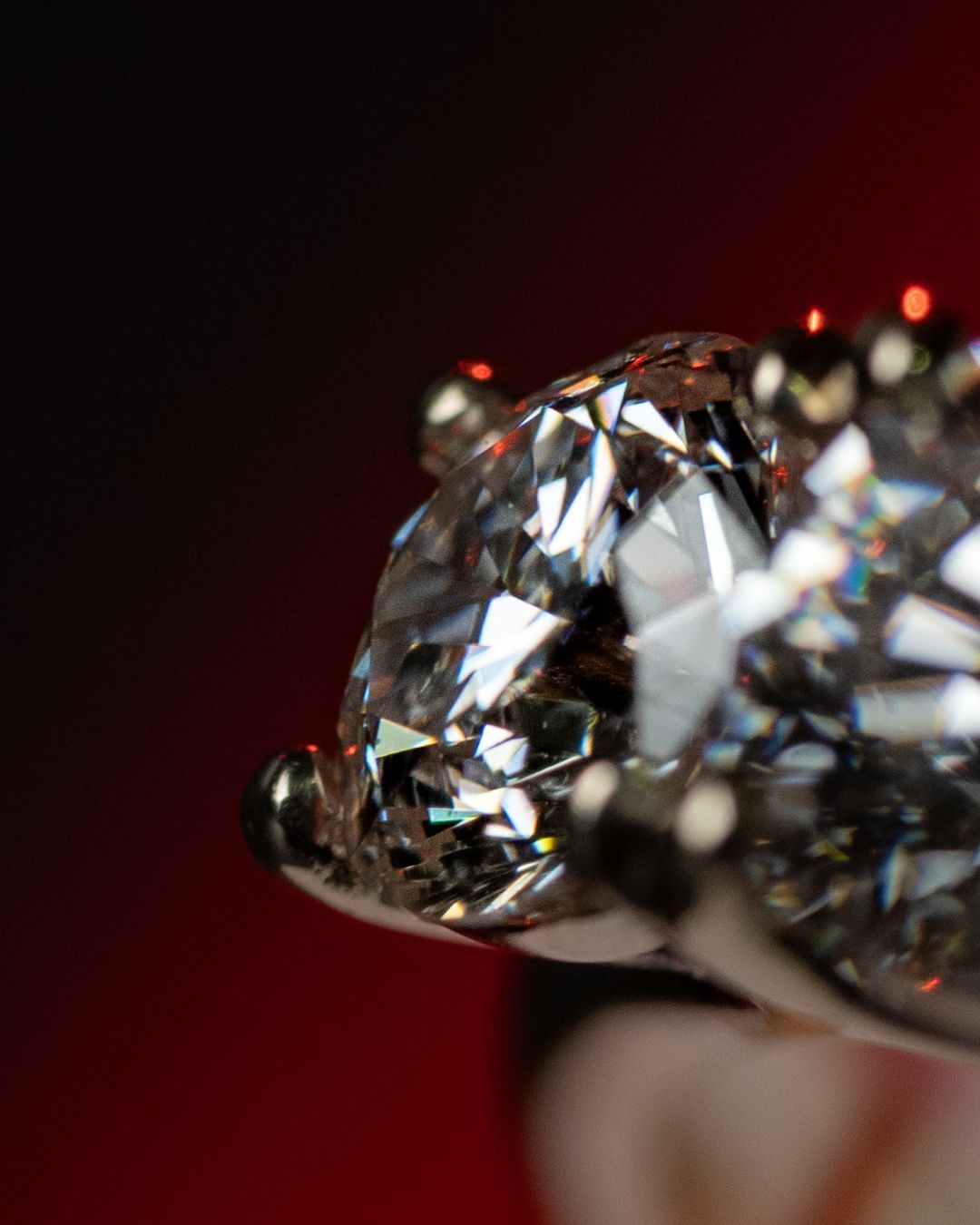 Un primo piano di un anello di diamanti al dito di una persona.