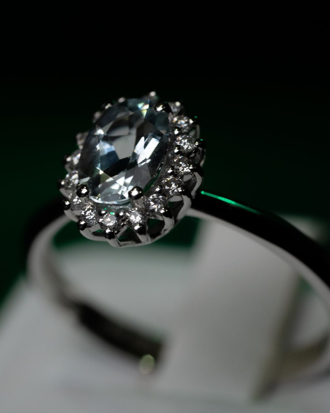 Un primo piano di un anello con una pietra blu e diamanti