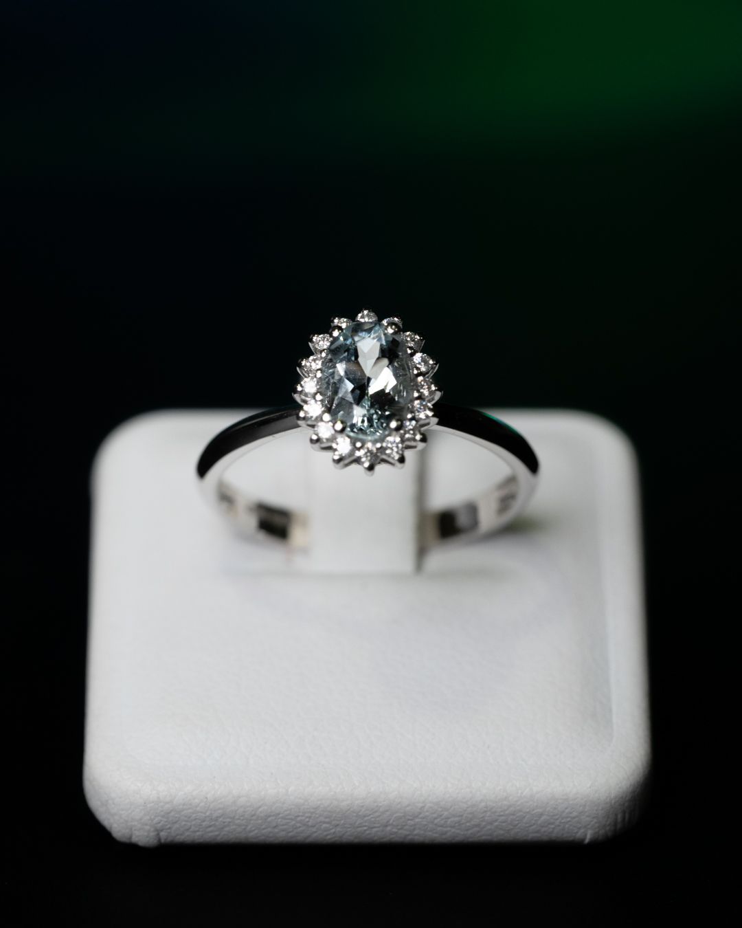 Un anello d'argento con una pietra blu al centro