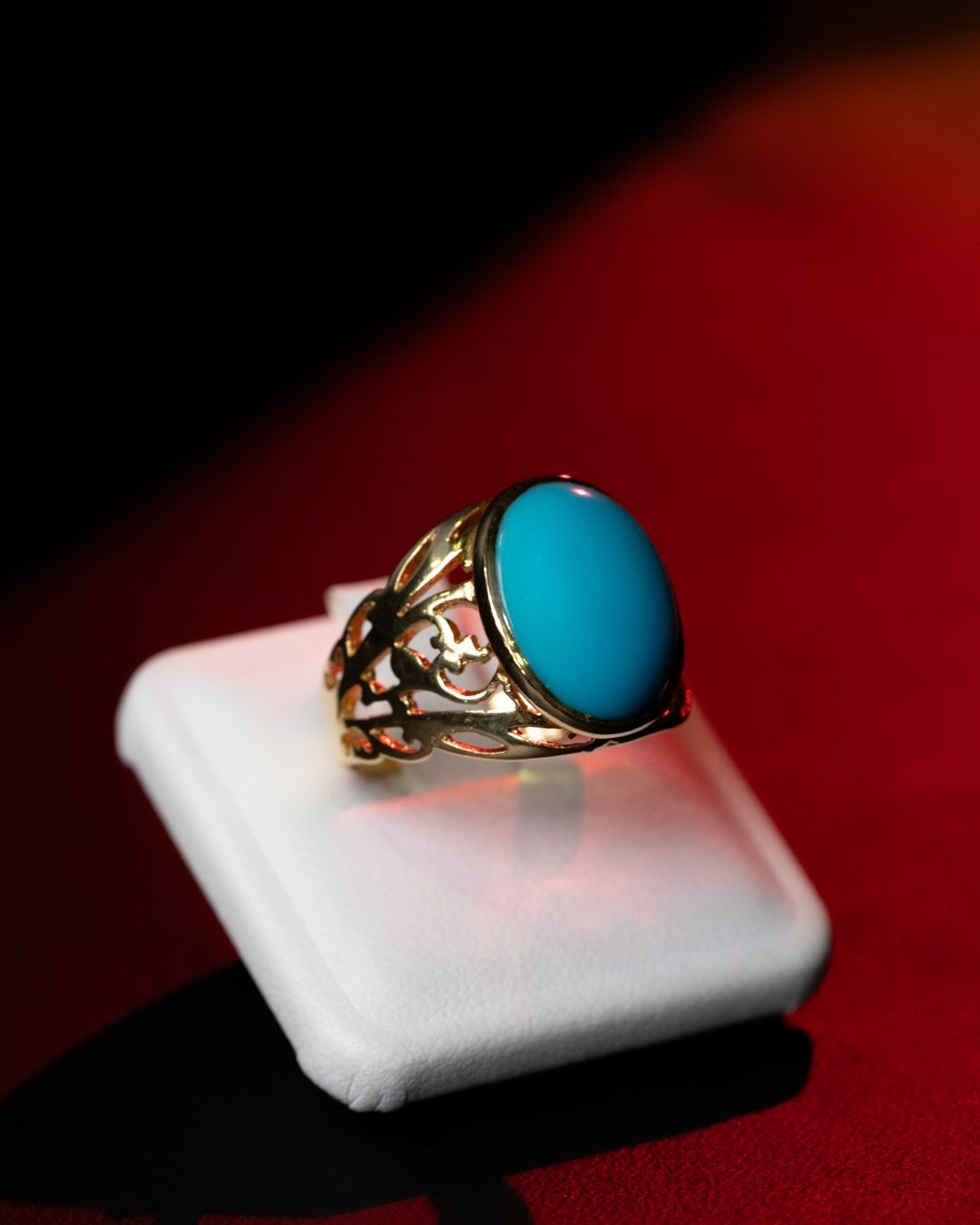 Un anello d'oro con una pietra blu al centro