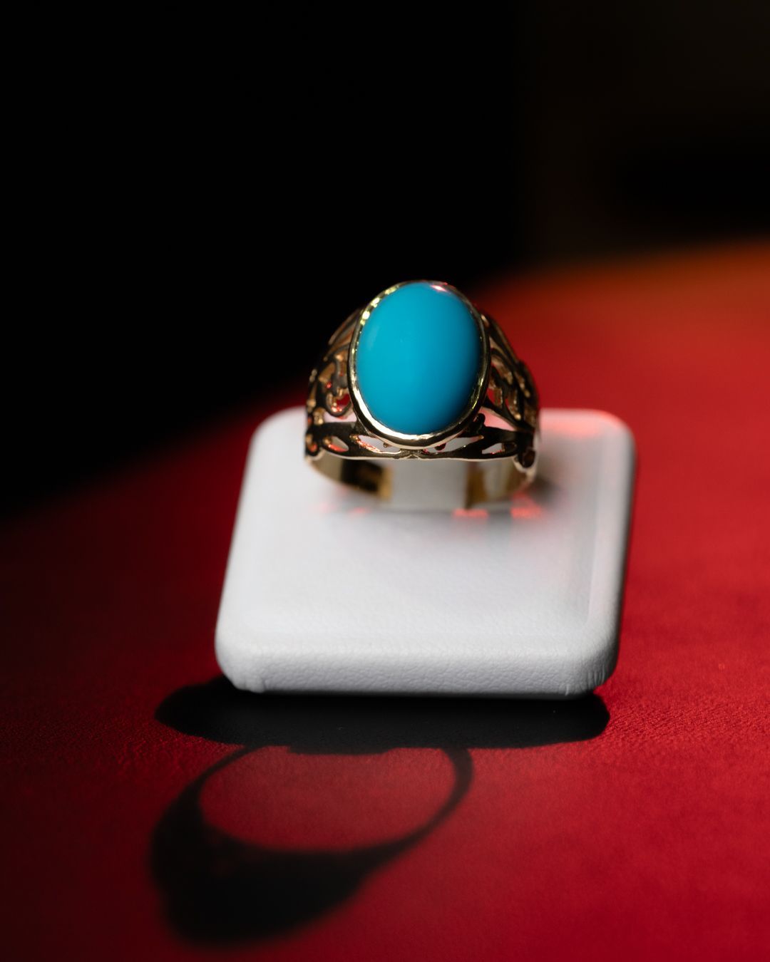 Un anello d'oro con una pietra turchese al centro