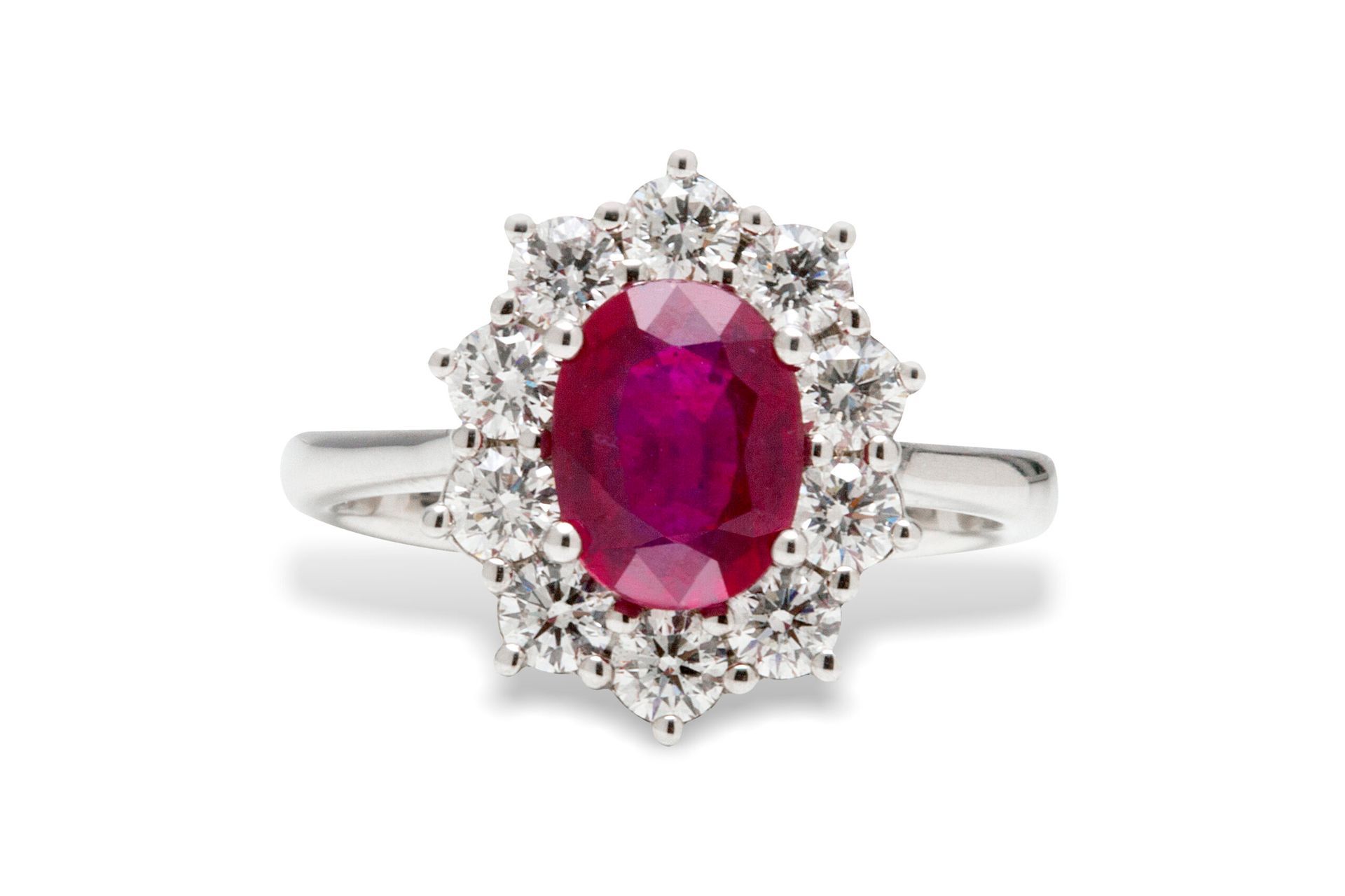 Una donna indossa un anello d'oro alla mano sinistra.