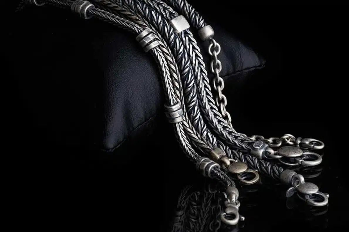 Una donna che indossa un top nero e un braccialetto d'oro