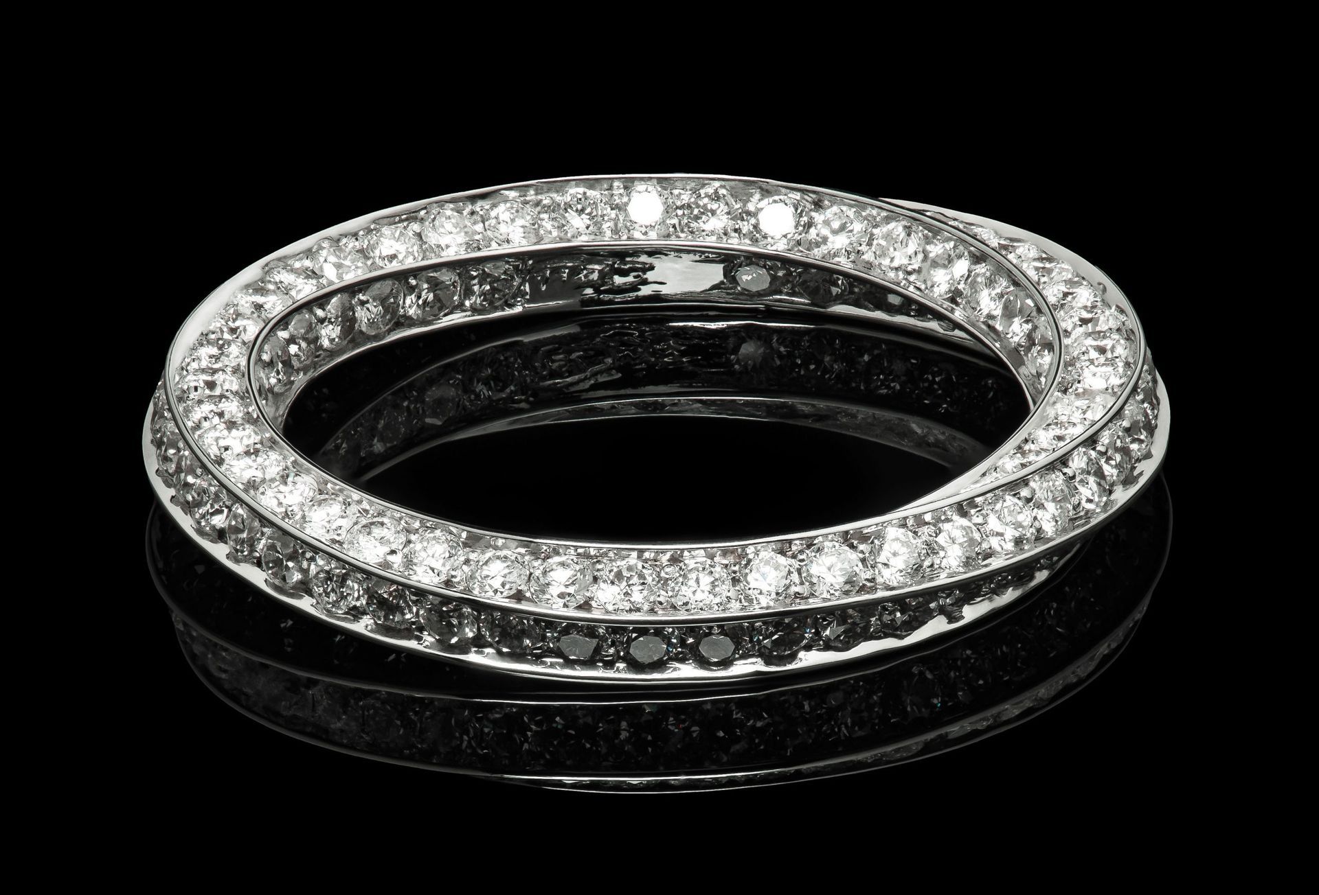 Una donna che indossa un dolcevita nero e un anello d'oro al dito