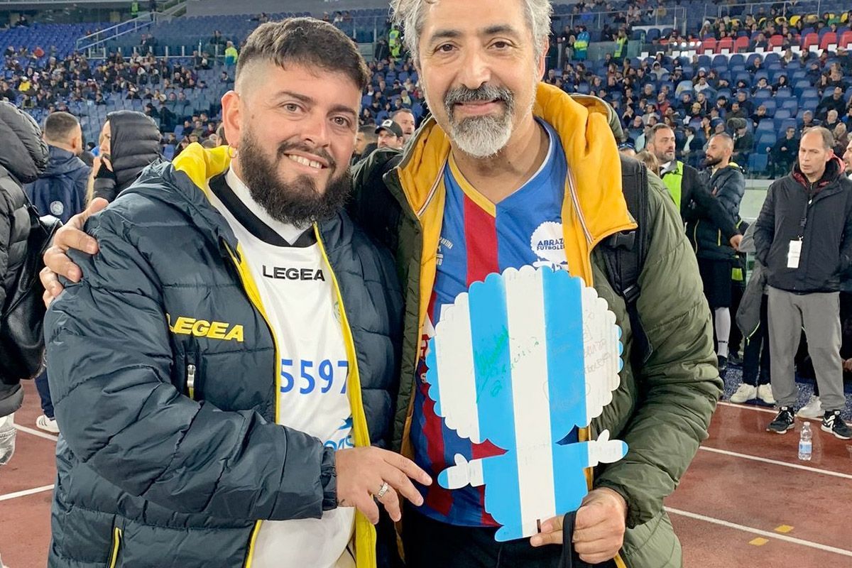 La Partita per la Pace, 14 novembre 2022, allo Stadio Olimpico di Roma, ed è organizzata come evento interreligioso benefico dal Movimento Pontificio per l’Educazione Scholas Occurrentes.
Loslogan We Play For Peace e riunisce giocatori di tutto il mondo e leggende del calcio di diverse religioni e credenze, che insieme a Papa Francesco faranno questo nuovo appello alla pace in un GRAN ABRAZO FUTBOLERO