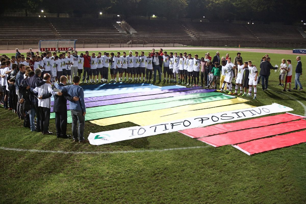 ABRAZO FUTBOLERO
Milano, prima città in Italia, ha deciso di dedicargli un trofeo - riconosciuto ufficialmente dalla FIGC - nel nome della lotta al razzismo, alla xenofobia e a ogni forma di discriminazione.