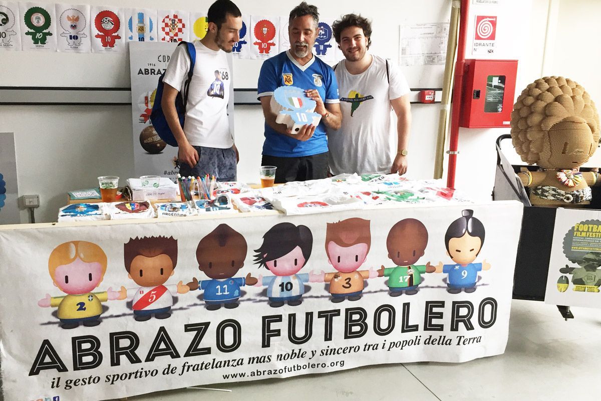 Un ABRAZO FUTBOLERO
UN GRANDE SUCCESSO PER LA PRIMA KERMESSE CINEMATOGRAFICA DEDICATA AL CALCIO
Dal 25 al 27 maggio presso la Fabbrica del Vapore di Milano si è tenuto l’OFFSIDE FOOTBALL FILM FESTIVAL: kermesse internazionale di film e documentari sul calcio che ha visto più di duemila appassionati presenti.
