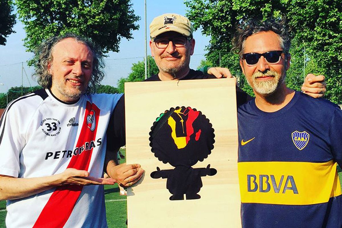 Un GRAN ABRAZO FUTBOLERO con la Panafrica United y Bresso 4
Panafrica United è un progetto ideato e promosso da Raccontare Storie APS, Bresso4 ASD e Bam.
Panafrica United è una squadra di calcio composta interamente da ragazzi provenienti dall'Africa Centro-occidentale richiedenti asilo ospitati nel centro CARA di Bresso, gestito dalla Croce Rossa Italiana.
Panafrica United è una famiglia.