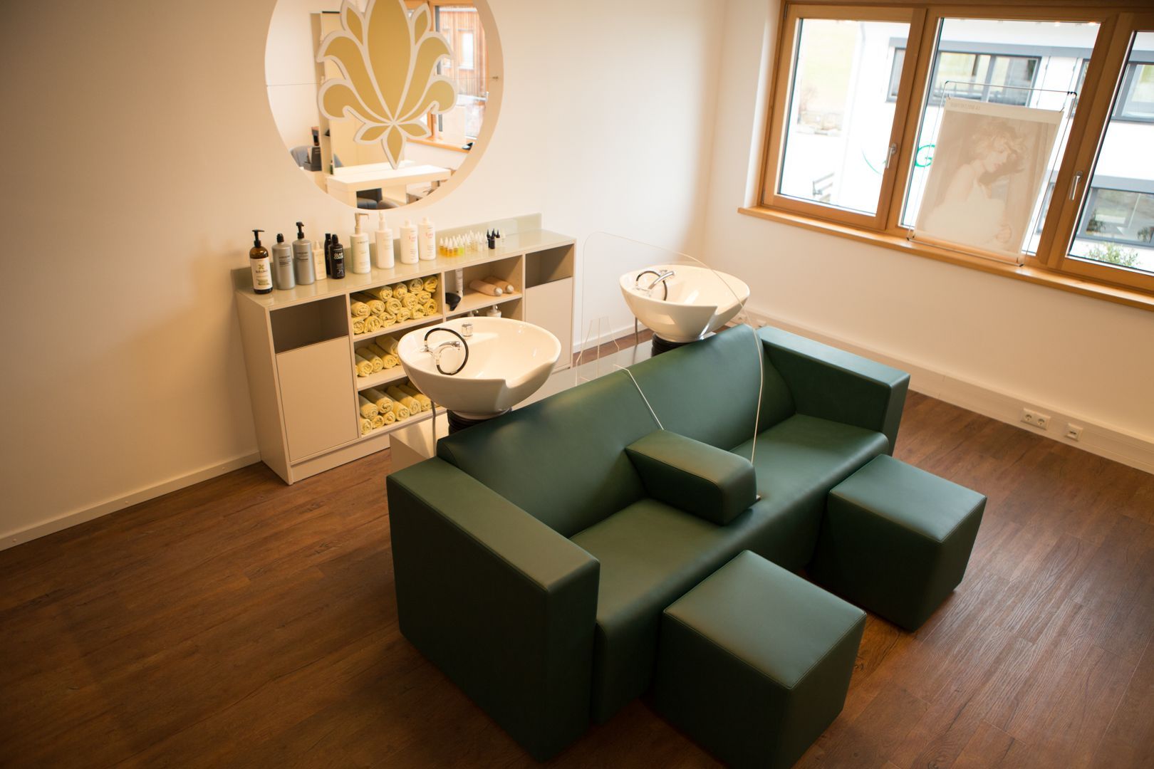 Waschbecken mit gemütlichen Sitzen im Friseur-Salon Sea Spa Hair & Beauty