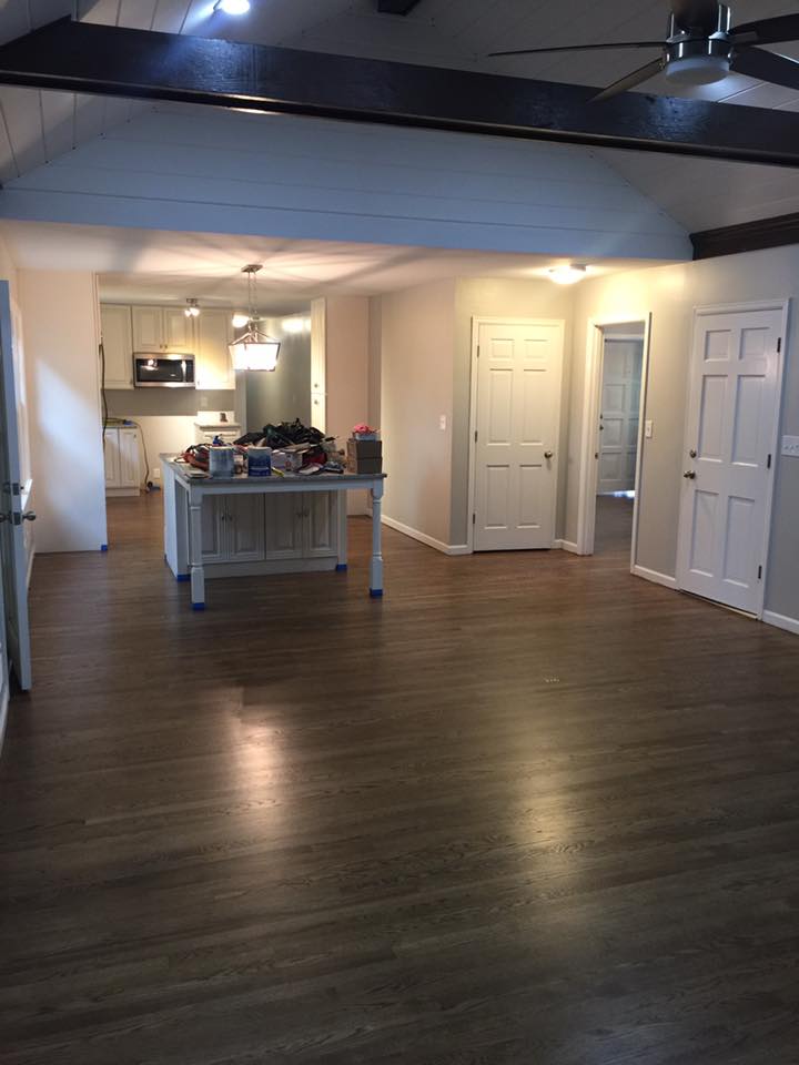 A large empty room with a table in the middle