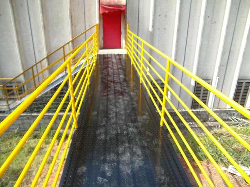 Fabricação, Instalação e Manutenção de Passarela de Rota de Fuga em Aço - - Serralheria Serral