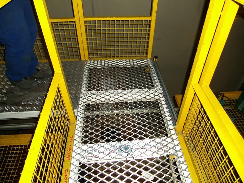 Fabricação, Instalação e Manutenção de Passarela em Chapas Expandidas - Serralheria Serral